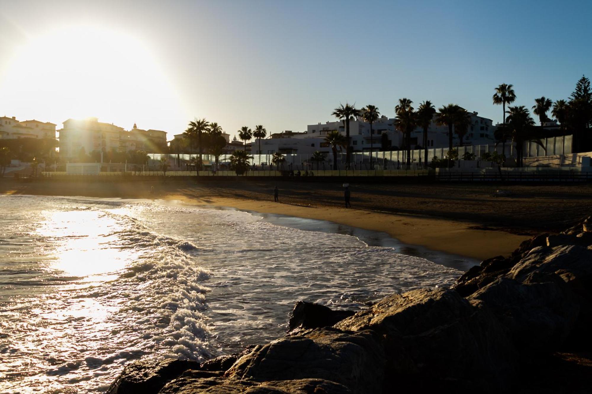 Marbella Banus Suites - Lily Playas Del Duque Banus Beach Apartment Exterior photo