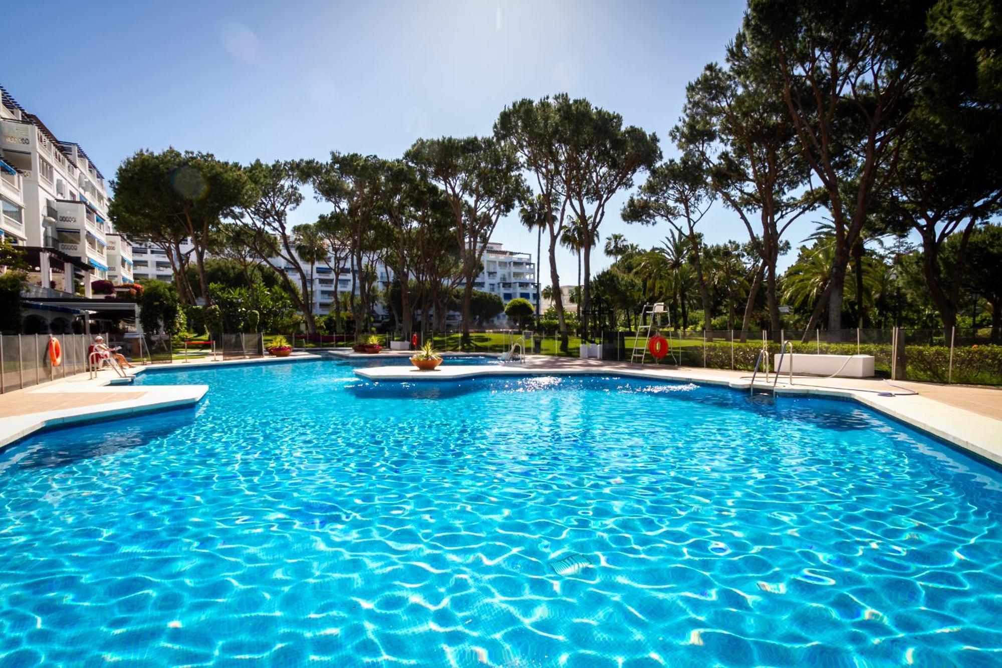 Marbella Banus Suites - Lily Playas Del Duque Banus Beach Apartment Exterior photo