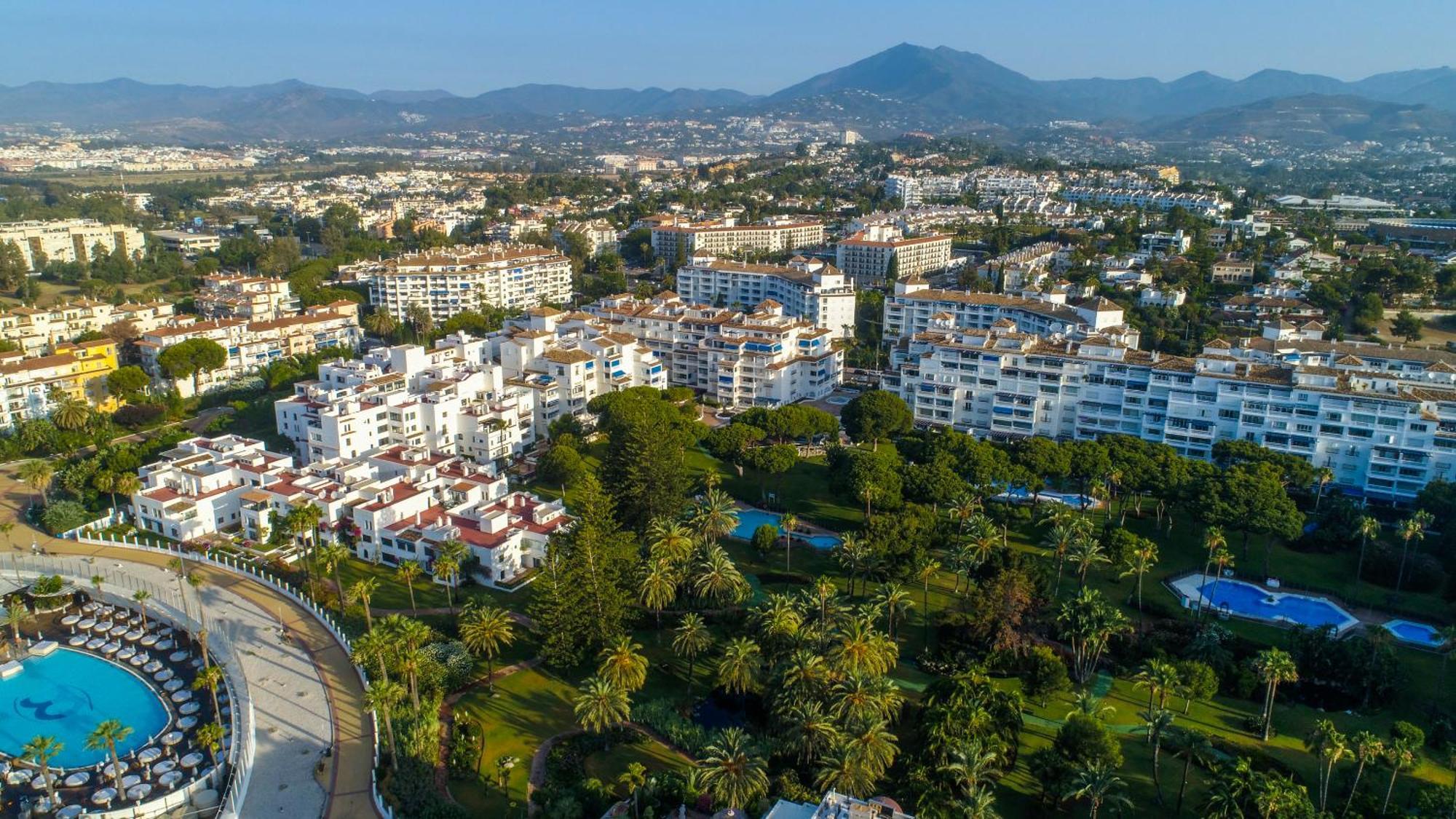 Marbella Banus Suites - Lily Playas Del Duque Banus Beach Apartment Exterior photo