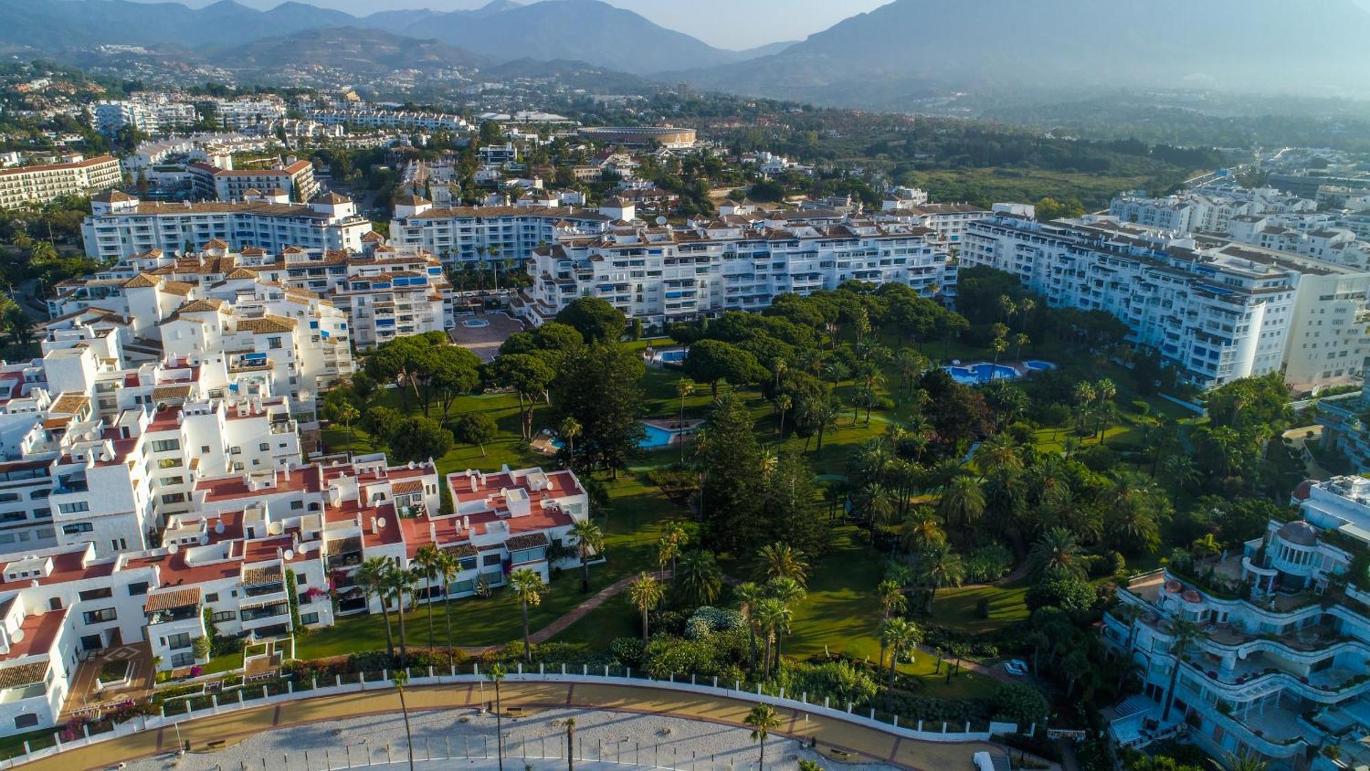 Marbella Banus Suites - Lily Playas Del Duque Banus Beach Apartment Exterior photo