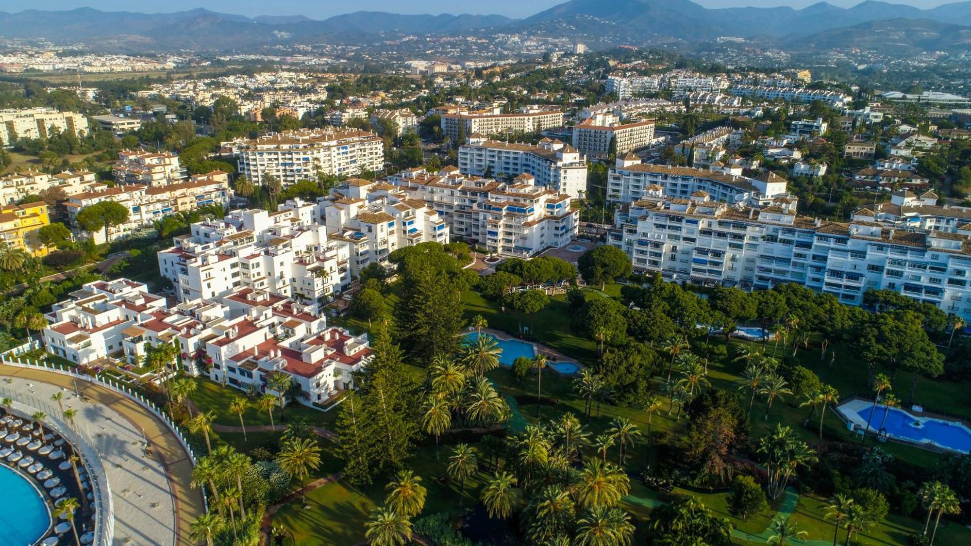 Marbella Banus Suites - Lily Playas Del Duque Banus Beach Apartment Exterior photo