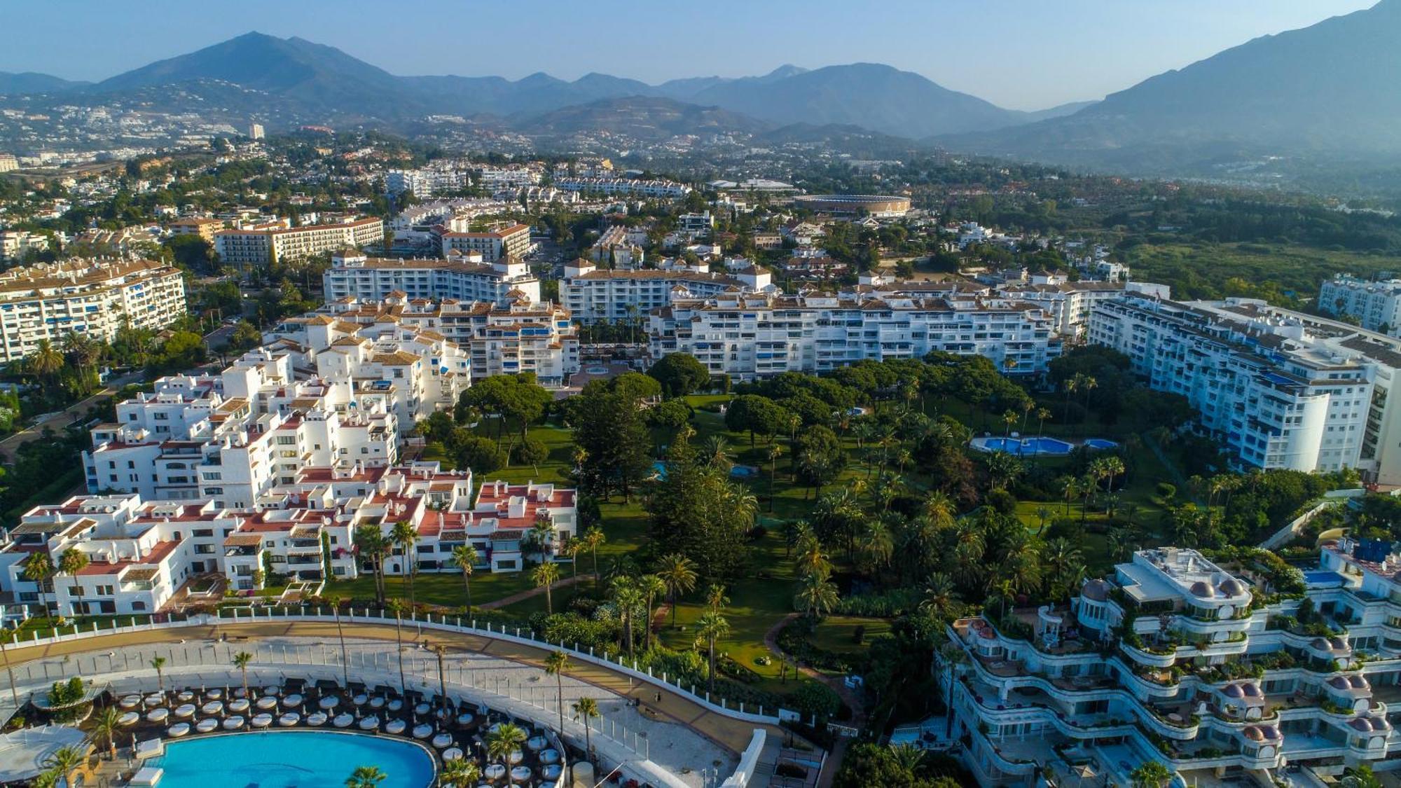 Marbella Banus Suites - Lily Playas Del Duque Banus Beach Apartment Exterior photo